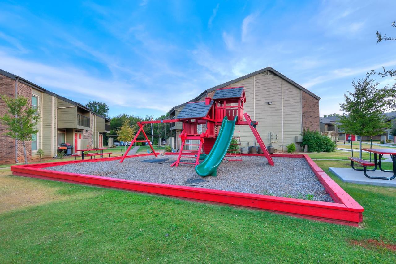 Ou Sooner, Pool & Gym, Bbq, Netflix, 100Mb Internet, Lg Washer & Dryer, Close To Ou! Norman Luaran gambar