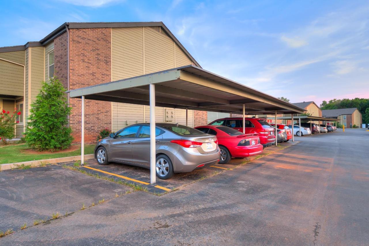 Ou Sooner, Pool & Gym, Bbq, Netflix, 100Mb Internet, Lg Washer & Dryer, Close To Ou! Norman Luaran gambar